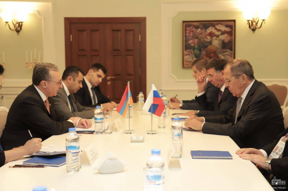 Զոհրաբ Մնացականյանը հանդիպել է Սերգեյ Լավրովի հետ
