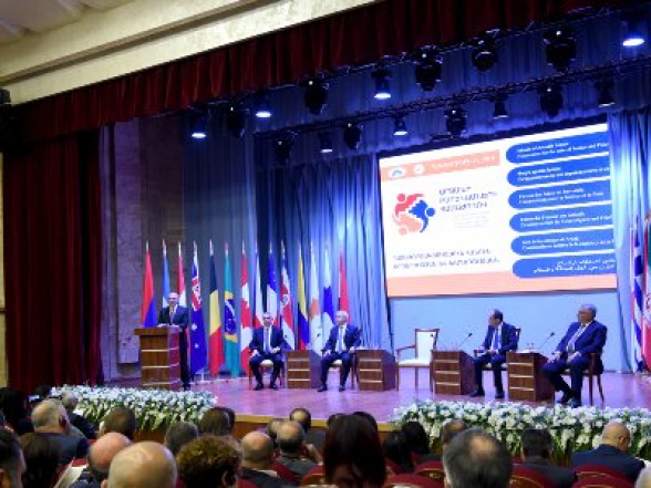 Ստեփանակերտում ընթանում է Արցախի բարեկամների համաժողովը (ուղիղ)