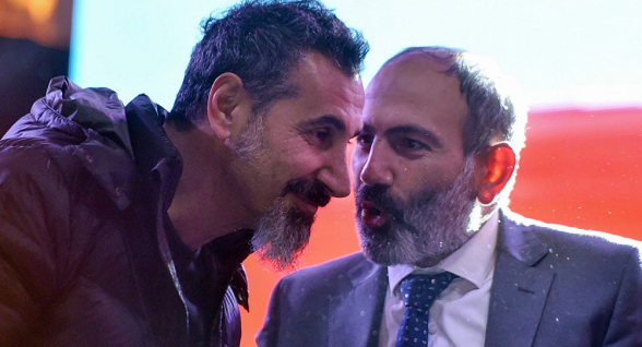 Սերժ Թանկյանը, չնայած խոստմանը, մինչ օրս ՀՀ-ում տուն չի գնել և հեղափոխության արդյունքներով հիանում է հիմնականում Խաղաղ օվկիանոսի ափից․ «168 ժամ»