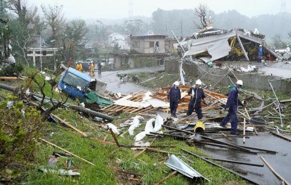 В Японии продолжает бушевать смертельный тайфун: погибли 53 человека (видео)