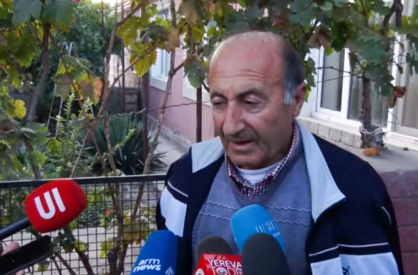 Երևի եկել էին տեսնեն՝ ինչ «դղյակներ» ունենք. ԱԱԾ քննիչները ՍԴ նախագահ Հրայր Թովմասյանի հոր առանձնատանն էին (տեսանյութ)