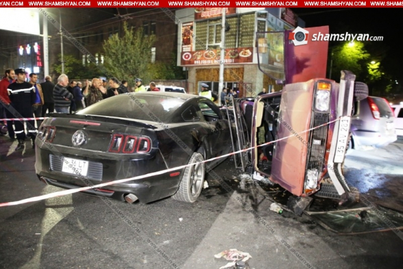 Երևանում «Գրանդ Սպորտ»-ի մոտ բախվել են Mustang-ը, Toyota-ն ու «04»-ը, վերջինը կողաշրջվել է, կա վիրավոր (տեսանյութ)