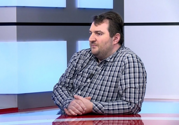 Մարդ պետք է գոնե չնչին ինքնապաշտպանական բնազդ ունենա, որ չբացի այնպիսի դռներ, որոնց հետևից դուրս են գալու հենց իրենց պահած կմախքները