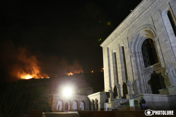 После празднования Дня города в Ереване вспыхнул пожар близ парка Победы (фото)