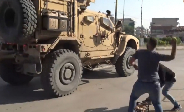 Курды забросали камнями покидающих Сирию американских военных