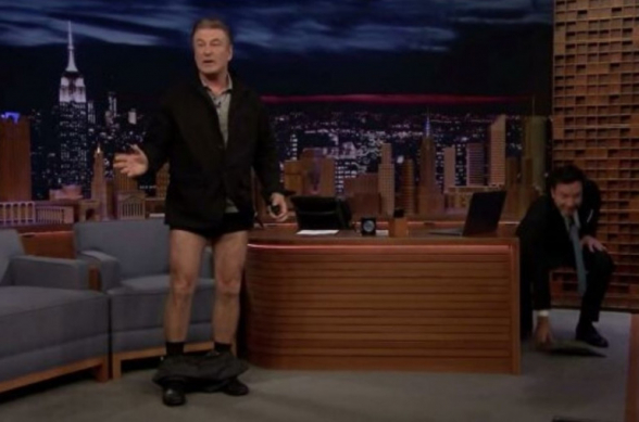 Алек Болдуин снял брюки во время телешоу