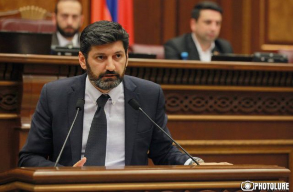 4 անգամ՝ պարգևավճար, ամսական 240 լիտր բենզինի կտրոն, ծառայողական մեքենա՝ ընտրվելուց ի վեր ՍԴ որևէ նիստի չմասնակցած Վահե Գրիգորյանին