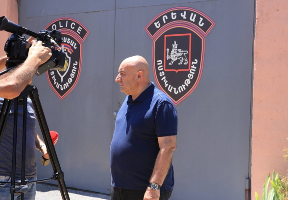 Սա աբսուրդի թատրո՞ն է, թե՞ ծուռ հայելիների երկիր