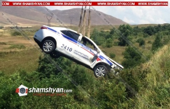 Opel-ի վարորդը բախվում է զինակոչիկներին ուղեկցող ճանապարհային ոստիկանի ավտոմեքենային, վերջինն էլ 25 մետր գլորվելով՝ հայտնվում է ձորում