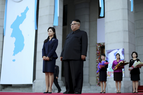 Жена Ким Чен Ына впервые с начала лета появилась на публике