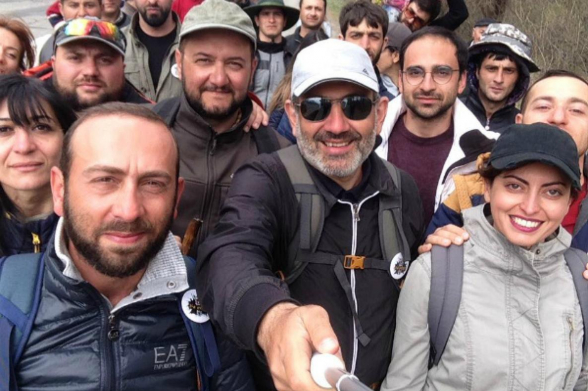 Մի քանի օր է` ԱԺ-ում աժիոտաժ է. պատգամավորները նկարվում են «Վիքիպեդիայի» համար, բայց նրանցից շատերը նկարից բացի ոչինչ չունեն ներկայացնելու․ «Հրապարակ»