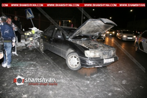 Երևանում 35–ամյա վարորդը Mercedes-ով վրաերթի է ենթարկել 2 հետիոտնի, այնուհետև բախվել կայանված Ford-ին. վիրավորները ճանապարհին կատարում էին գծանշումներ (տեսանյութ)