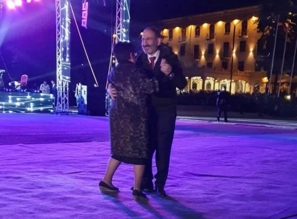 Пашинян станцевал танго с жительницей Ванадзора
