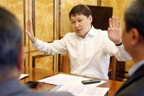 Бывшего киргизского премьера принудительно доставили в суд