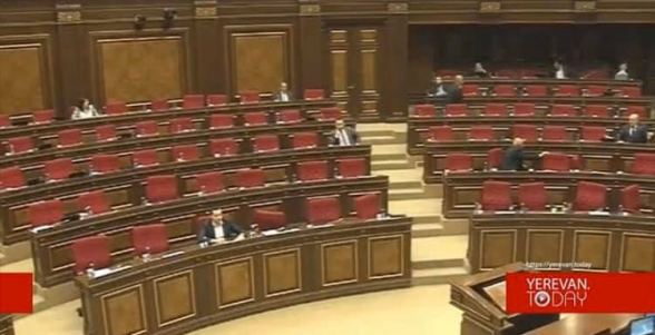 Կոճակները մնացել են միայնակ