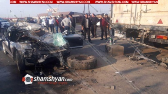 Արարատի մարզում Mazda-ն մխրճվել է КамАЗ-ի մեջ. կան վիրավորներ. Mazda-ի համարանիշները դեպքի վայրից տարել են