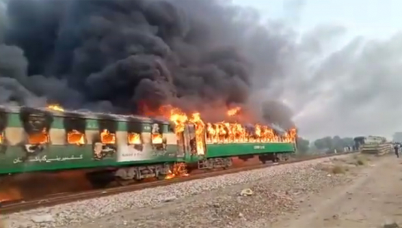 В Пакистане число жертв пожара в поезде превысило 60