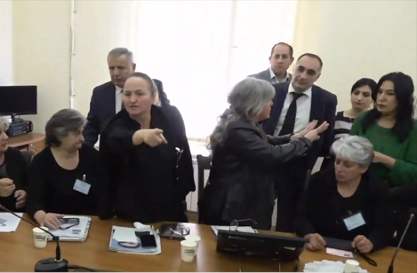 Լարված իրավիճակ՝ ԱԺ-ում․ զոհված զինծառայողների հարազատներից մեկը բաժակով ջուրը լցրեց քննիչի վրա (տեսանյութ)