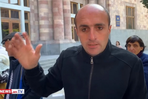 Սամալյոտ եմ բերել Փաշինյանի համար, որ ծախս չանի. քաղաքացին կառավարության առաջ