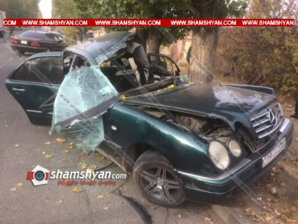 Գյումրիում Mercedes-ը բախվել է ծառերին. ավտոմեքենան վերածվել է մետաղե ջարդոնի. կա տուժած (տեսանյութ)