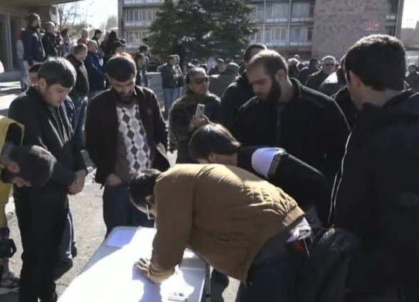 Ստորագրահավաք Գավառում և Սևանում՝ ի աջակցություն Ռոբերտ Քոչարյանի (տեսանյութ)