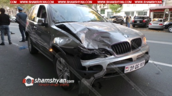 Երևանում բախվել են BMW X5-ը և Honda Fit-ը, վերջինս էլ բախվել է կայանված Porsche Cayenne-ին. կան վիրավորներ