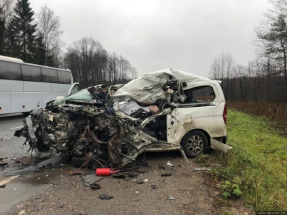 Պսկովի մոտ Hyundai-ն մխրճվել է բեռնատարի տակ. կա 2 զոհ, 3 վիրավոր (տեսանյութ)