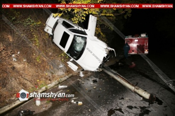 Երևանում 38–ամյա վարորդը Mercedes-ով բախվել է էլեկտրասյանը, տապալել այն և կողաշրջված վիճակում հայտնվել ծառերի վրա. կա վիրավոր