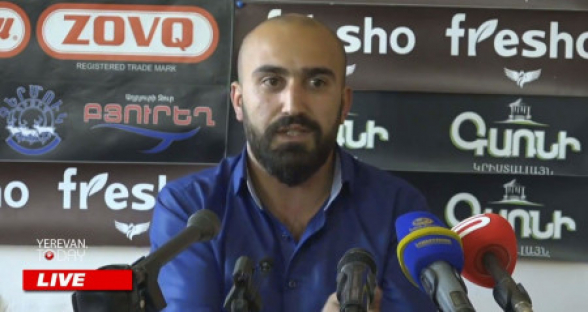 Աղմկահարույց ներկայացման ժամանակ բերման ենթարկված Նարեկ Սարգսյանի ասուլիսը (տեսանյութ)