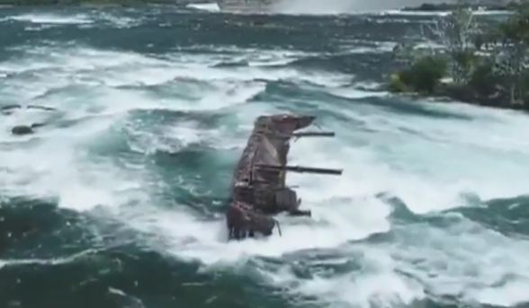 Шторм сдвинул к водопадам Ниагары судно, застрявшее на скалах 100 лет назад (видео)