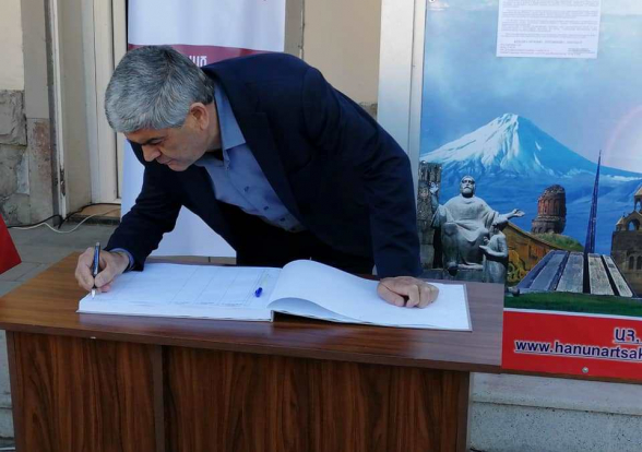 Վիտալի Բալասանյանի նախաձեռնությամբ այսօր Արցախում մեկնարկել է Ռոբերտ Քոչարյանի ազատության պահանջով ստորագրահավաք