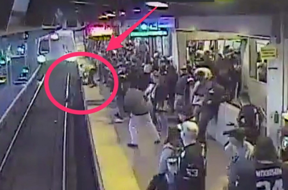 Կայարանի աշխատակիցը փրկել է ուղևորին՝ մոտեցող գնացքի տակ ընկնելուց մեկ վայրկյան առաջ