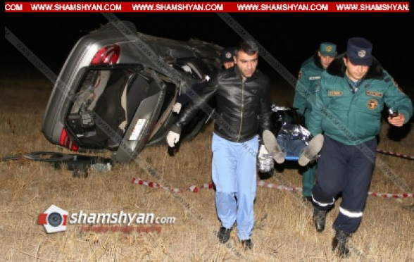 Արագածոտնի մարզում Mercedes-ը բախվել է բետոնե արգելապատնեշներին, մի քանի պտույտ գլորվելով՝ կողաշրջված հայտնվել դաշտում. կա 1 զոհ, 1 վիրավոր (տեսանյութ)