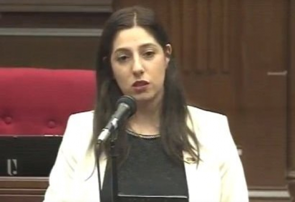 ԱԺ-ն փամփլիկների, փափկասունների տեղ չի. Ձեզ պետք է հարցնեմ՝ սա պիտակավորում է, թե՞ ոչ. Բագրատյանը՝ Հռիփսիմե Գրիգորյանին (տեսանյութ)