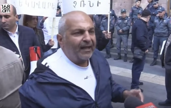 «Նիկոլը Լևոնի ծառա ստրուկն է». բողոքող քաղաքացի