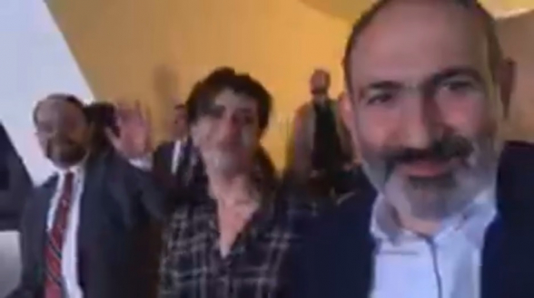 Արայիկ Հարությունյանը կառավարական օթյակում Փաշինյանների ընտանիքի հետ միասին պարում է (տեսանյութ)