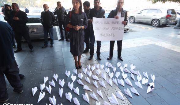 В здание Правительства РА выпустили бумажные самолеты (видео)