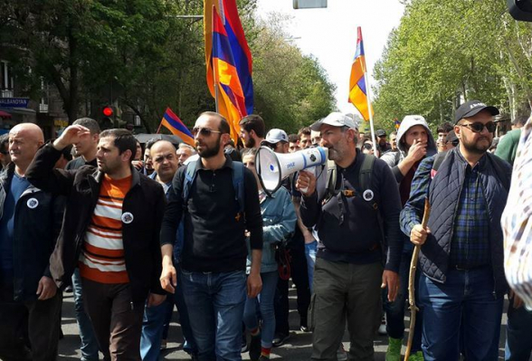 Վերցրո՛ւ քո այն քայլիստի ցուպն ու քայլիր հակառակ ուղղությամբ, եթե կուզես՝ էշին նստած