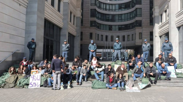 Դաշնակցական երիտասարդները գիշերն անցկացրել են ԿԳ նախարարության դիմաց