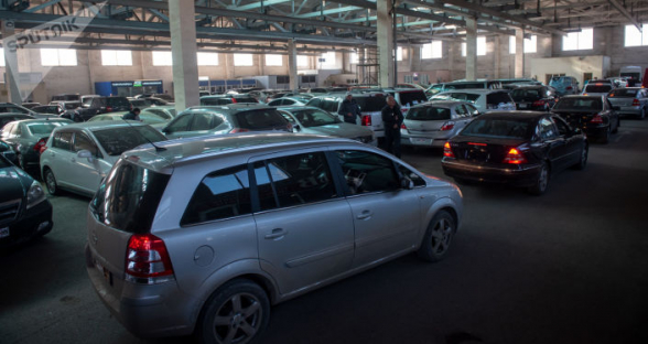 Գյումրու ավտոմաքսատան մոտ գոյացած հերթում տեղերը վաճառվում են, ավելի մոտ տեղերը 20 000 դրամ են, մեջտեղներում՝ 10 000. «Ժողովուրդ»