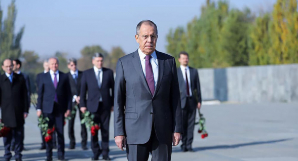 Սերգեյ Լավրովը ծաղիկներ է խոնարհել Ծիծեռնակաբերդում