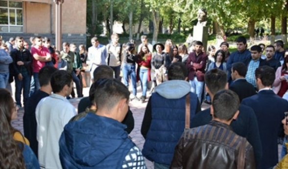 Գյումրիի ուսանողները միացել են Երևանում Արայիկ Հարությունյանի հրաժարականը պահանջող ուսանողներին