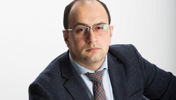 Պաշտոնյան, ով նաև արտաքին քաղաքականությամբ պետք է զբաղվեր, որոշեց խարխլել #սուտնիկոլի տիտղոսը և մի քիչ էլ դարձնել #սուտզոհրաբ. Հայկ Մամիջանյան