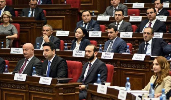 Փա­շի­նյա­նի ի­րար հա­ջոր­դող սխալ­նե­րը, հրա­պա­րա­կա­յին ան­պա­տաս­խա­նա­տու ար­տա­հայ­տու­թյուն­նե­րը սկ­սել են ծանր կա­ցու­թյան մեջ դնել սե­փա­կան թի­մակից­նե­րին. «Իրատես»