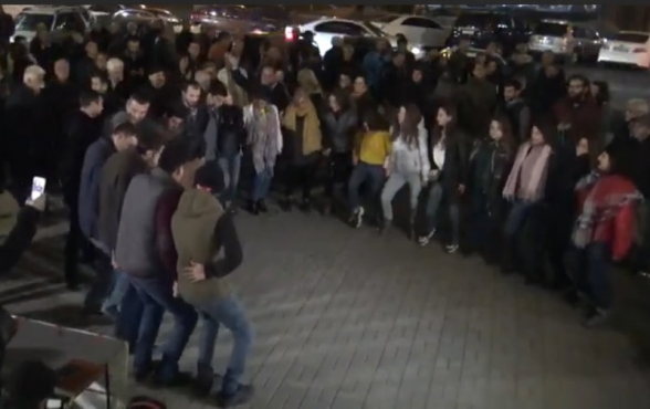 ԿԳՄՍ նախարար Արայիկ Հարությունյանի հրաժարականի պահանջով նստացույցը շարունակվում է (տեսանյութ)