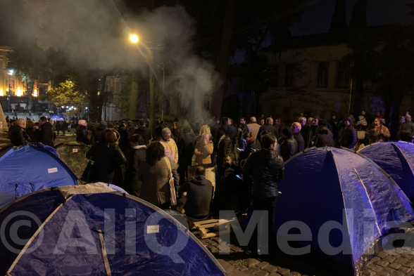 В Тбилиси протестующие заблокировали все входы в грузинский парламент