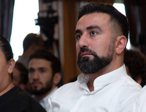 Լավ է՝ Նիկոլի վրով գեյ լինելու թեմա դեռ չի ֆռռում, թե չէ էս խելքով կարող է մի հատ էլ պրիվատ վիդեո կգցեր