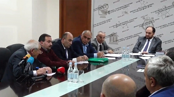 Դասախոսները հանդիպել են Արայիկ Հարությունյանի հետ․ դրսում էլ ցույցն է շարունակվում (տեսանյութ)