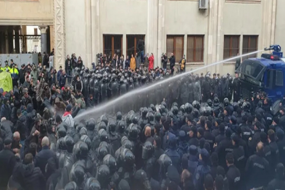Полиция в Грузии разогнала акцию протеста у парламента (видео)