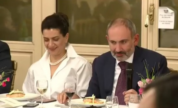 Анна Акопян – Николу Пашиняну: «Дашь ты, наконец, поесть?»